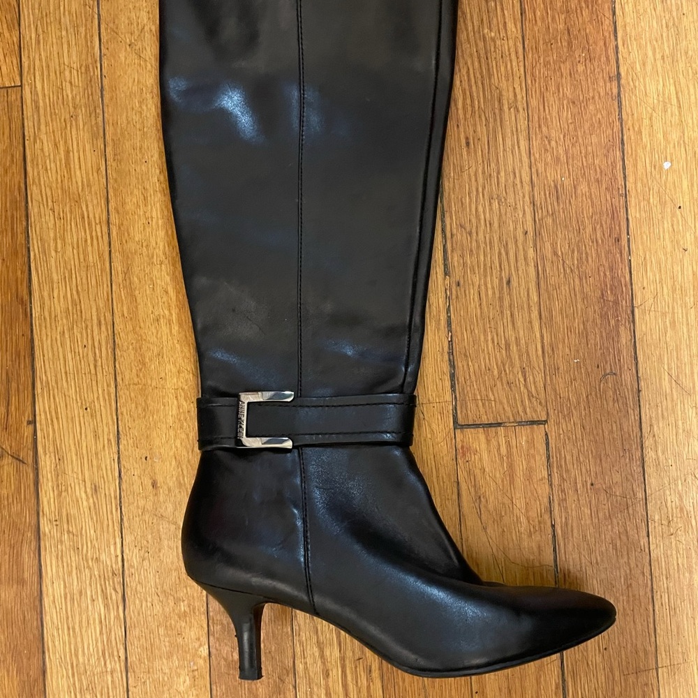 Anne Klein black leather boots with plaid lining and low heel. Sz 8.5M